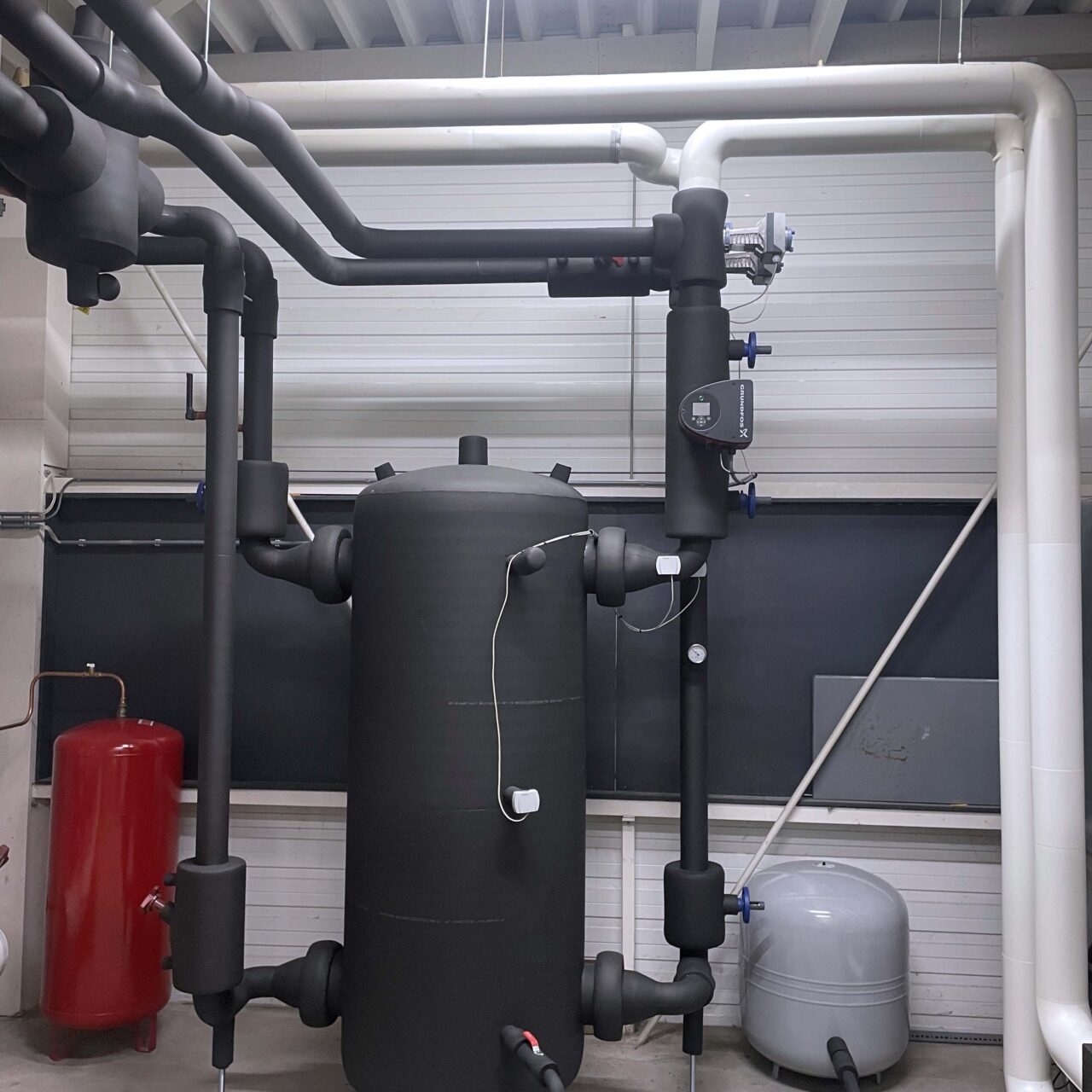 Warmtepomp-installatie geïsoleerd met steenwol en elastomeer