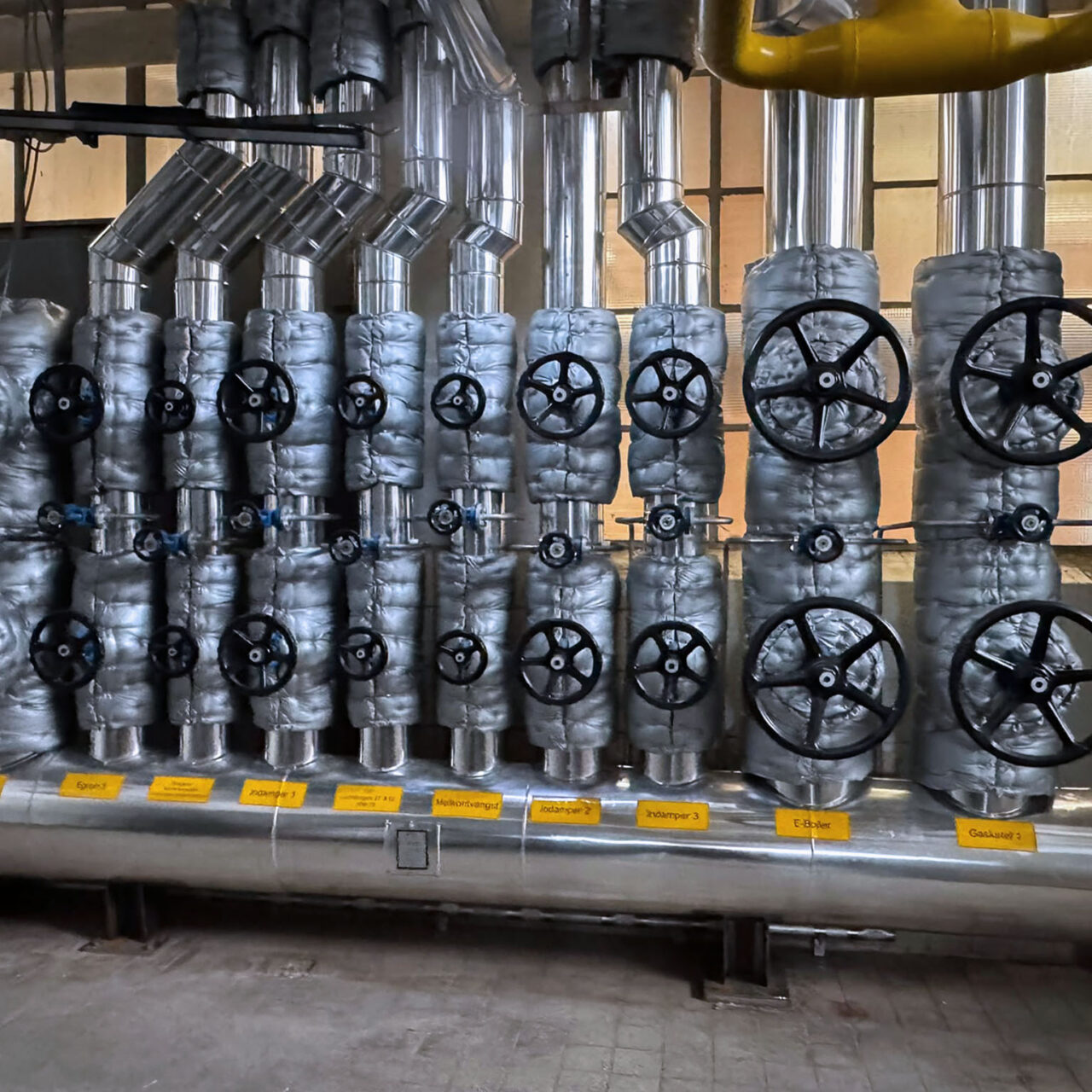 Stoomheader voorzien van steenwol en aluminium plaatwerk